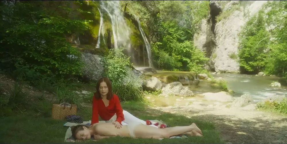 「⽩雪姫〜あなたが知らないグリム童話〜」イザベル・ユペール & ルー・ドゥ・ラージュの画像