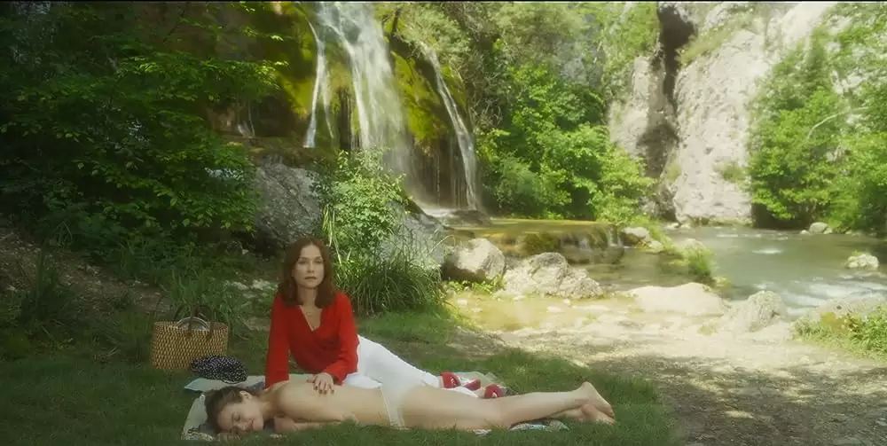 「⽩雪姫〜あなたが知らないグリム童話〜」イザベル・ユペール & ルー・ドゥ・ラージュの画像