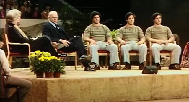 まったく同じ3人の他人/同じ遺伝子の3人の他人の画像