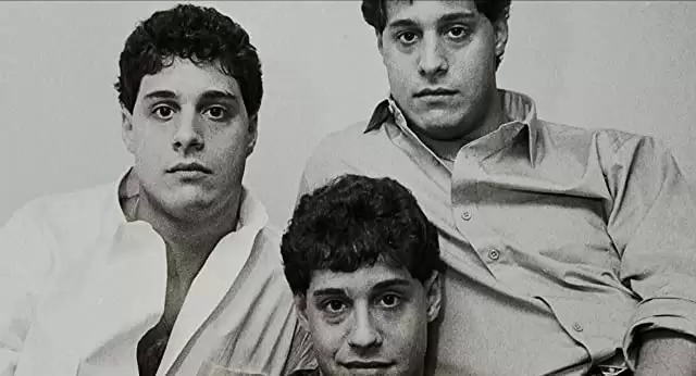 まったく同じ3人の他人/同じ遺伝子の3人の他人の画像