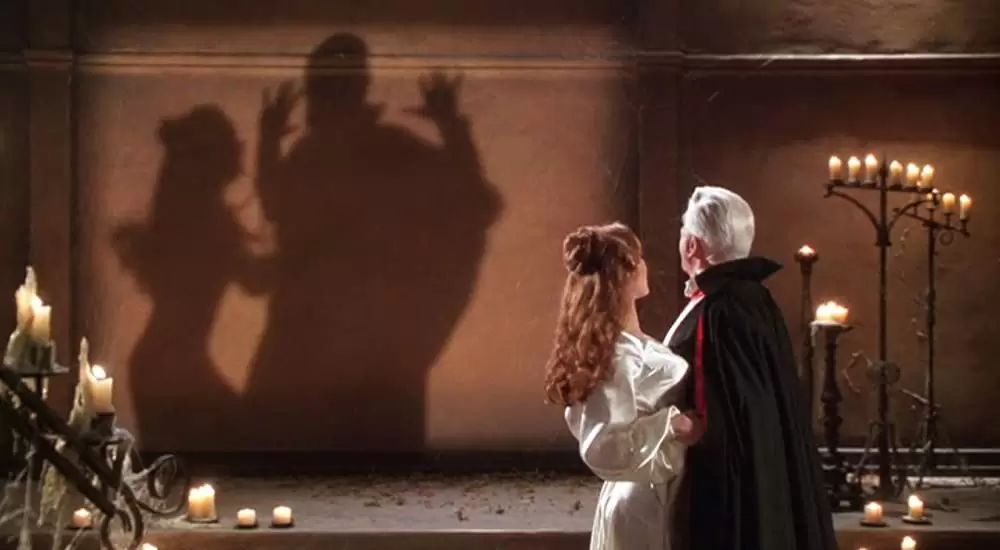 「レスリー・ニールセンの ドラキュラ」レスリー・ニールセン & エイミー・ヤスベックの画像