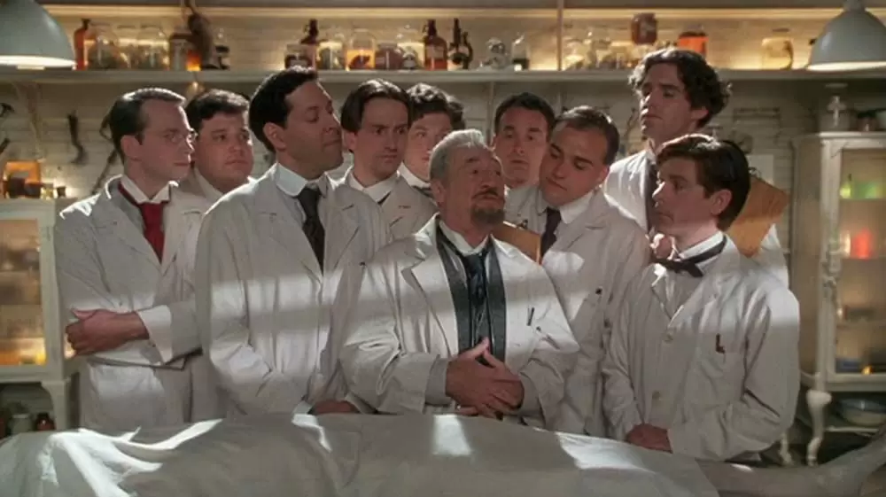 レスリー・ニールセンの ドラキュラの画像