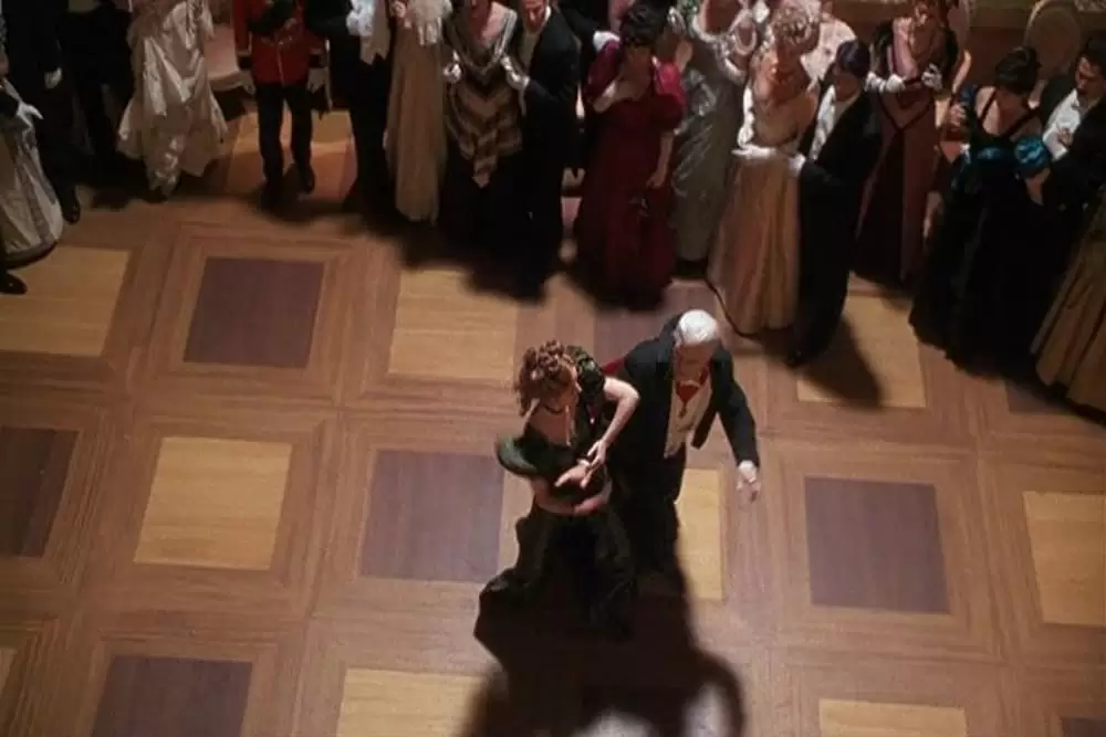 「レスリー・ニールセンの ドラキュラ」レスリー・ニールセン & エイミー・ヤスベックの画像