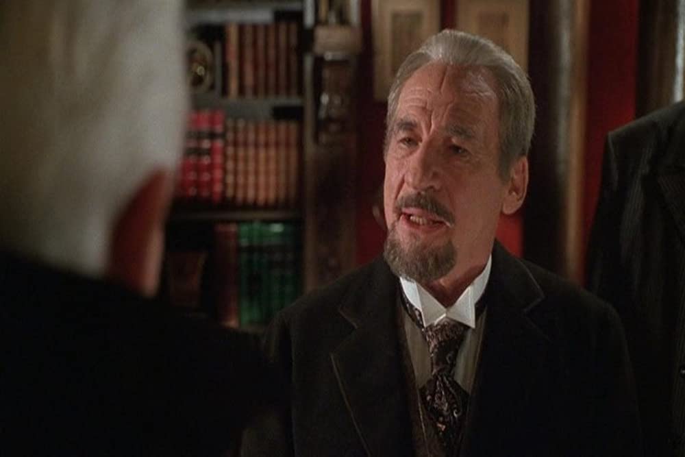 レスリー・ニールセンの ドラキュラの画像