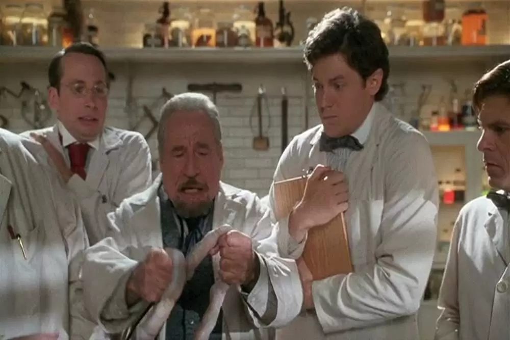 レスリー・ニールセンの ドラキュラの画像