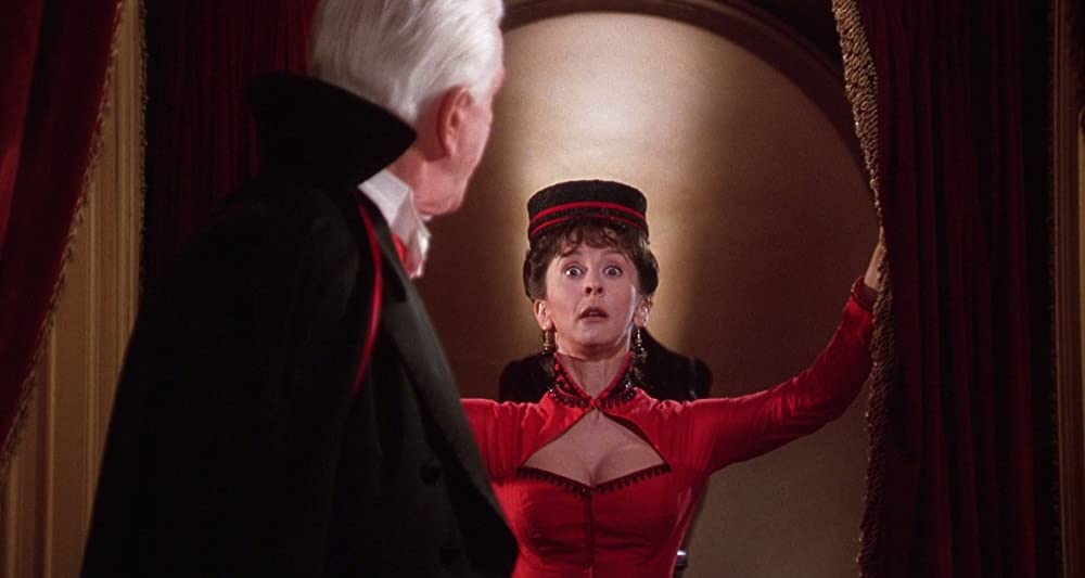 レスリー・ニールセンの ドラキュラの画像