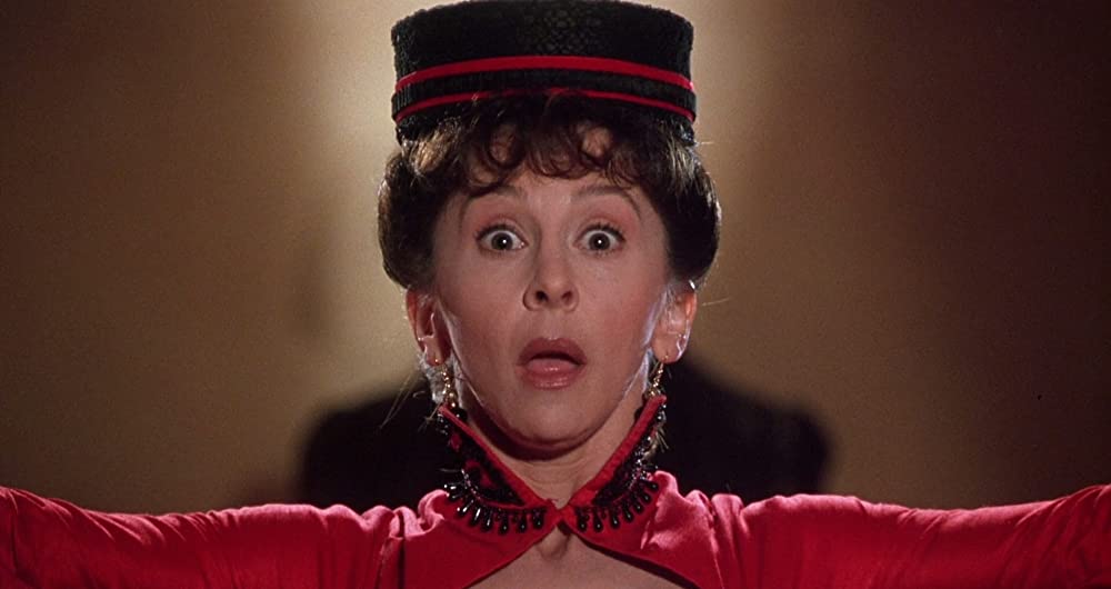 レスリー・ニールセンの ドラキュラの画像