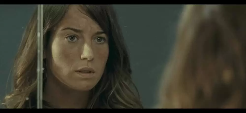 スリーピング タイト 白肌の美女の異常な夜の画像