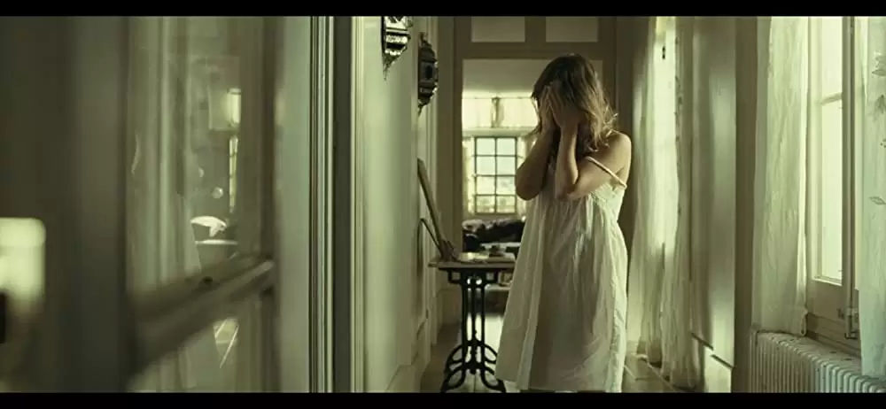 スリーピング タイト 白肌の美女の異常な夜の画像