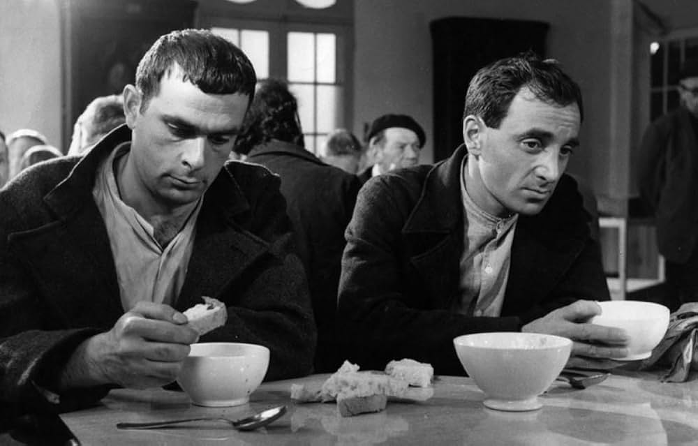 壁にぶつかる頭の画像