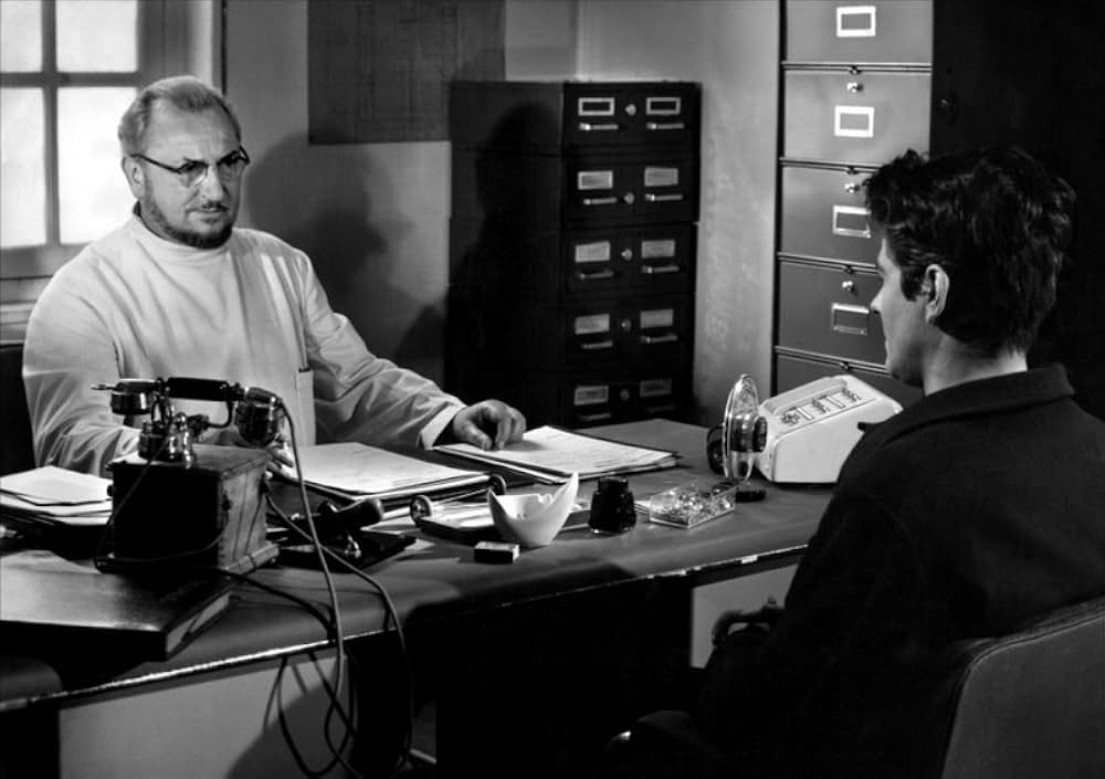 壁にぶつかる頭の画像