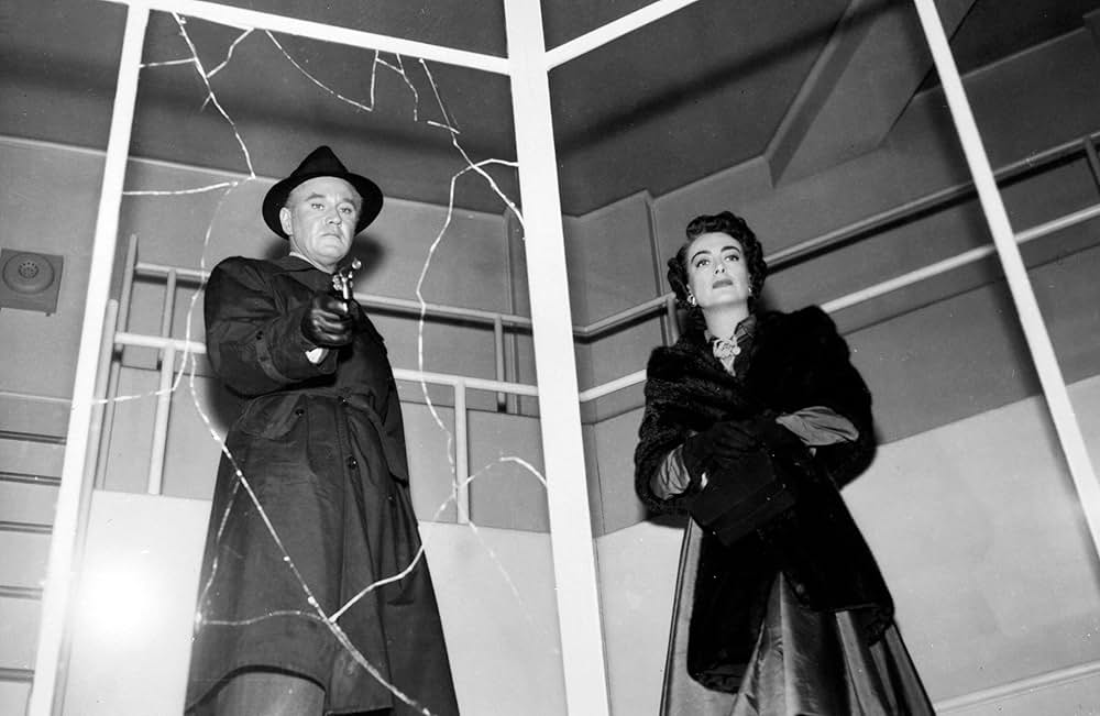 This Woman Is Dangerous（原題）の画像