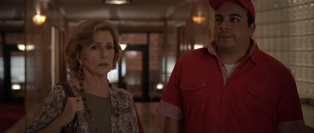 ミツバチに囲まれた男の写真