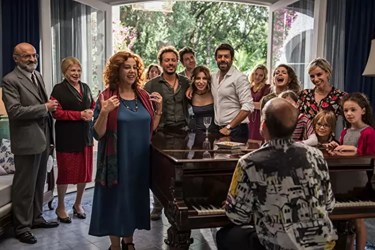 「家族にサルーテ！イスキア島は大騒動」ステファノ・アコルシ & ピエルフランチェスコ・ファビーノ & クラウディア・ジェリーニ & マッシモ・ギーニ & サブリナ・インパッチャトーレ & イバノ・マレスコッティ & サンドラ・ミーロ & ジャンパオロ・モレッリ & ステファニア・サンドレッリ & ジャンマルコ・トニャッツィ & ジュリア・ミケリーニ & バレリア・ソラリーノ & カロリーナ・クレシェンティーニ & Elena Cucciの画像