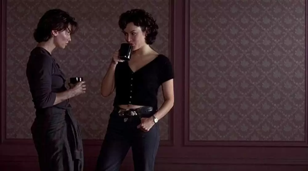 「バウンド」ジーナ・ガーション & ジェニファー・ティリーの画像