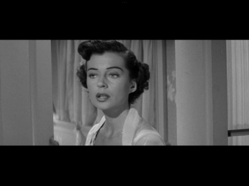 The Tattered Dress（原題）の画像