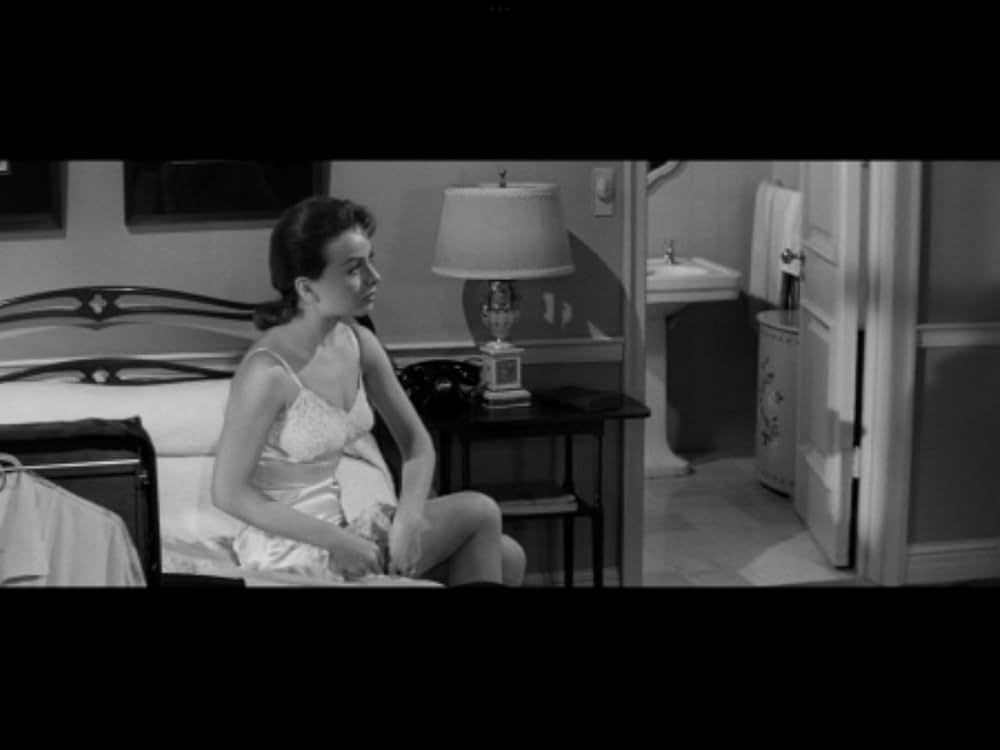 The Tattered Dress（原題）の画像