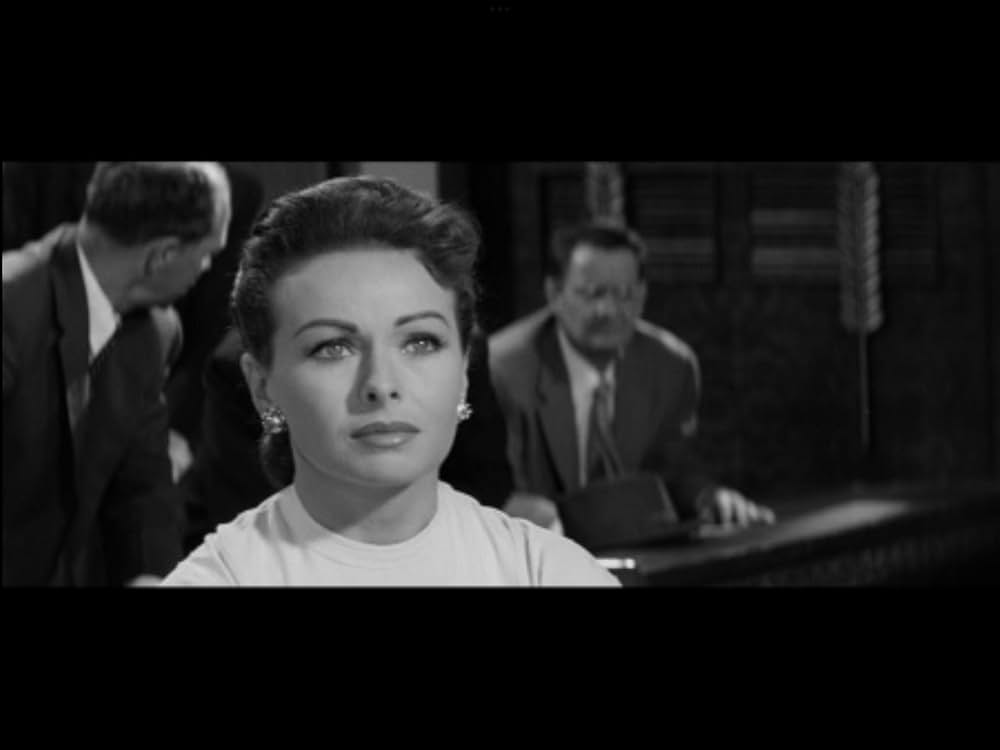 The Tattered Dress（原題）の画像