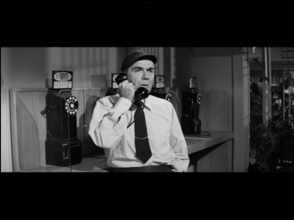 The Tattered Dress（原題）の画像