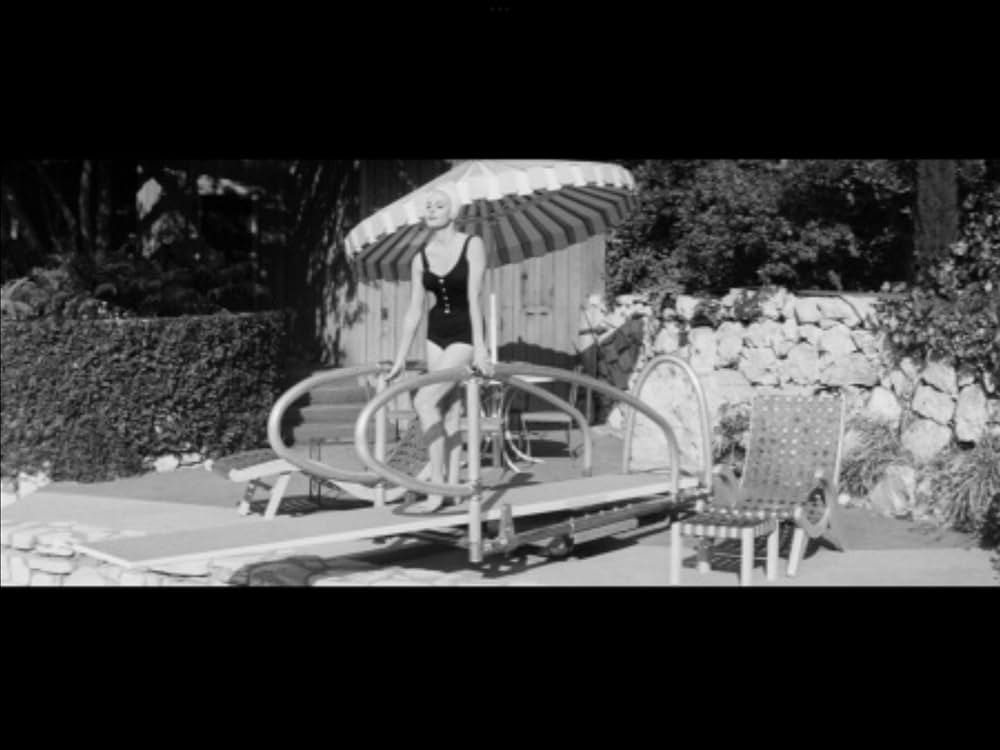 The Tattered Dress（原題）の画像