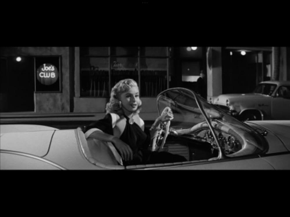 The Tattered Dress（原題）の画像