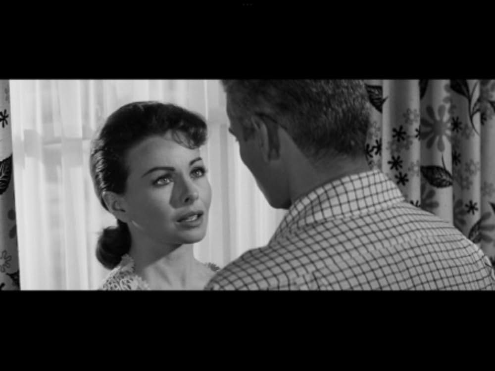 The Tattered Dress（原題）の画像