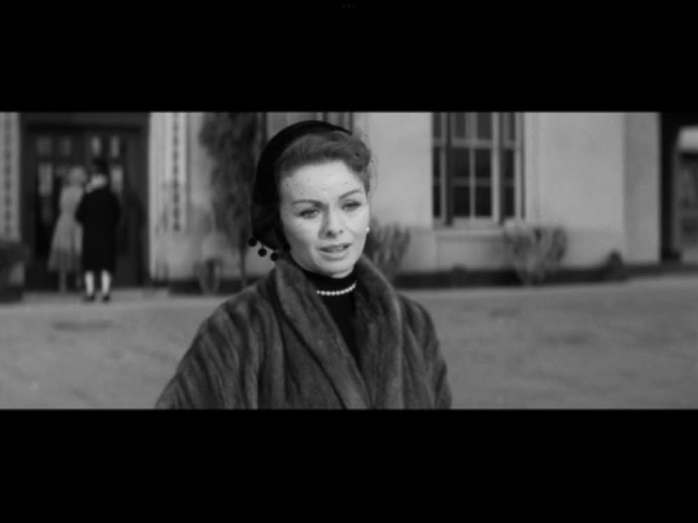 The Tattered Dress（原題）の画像