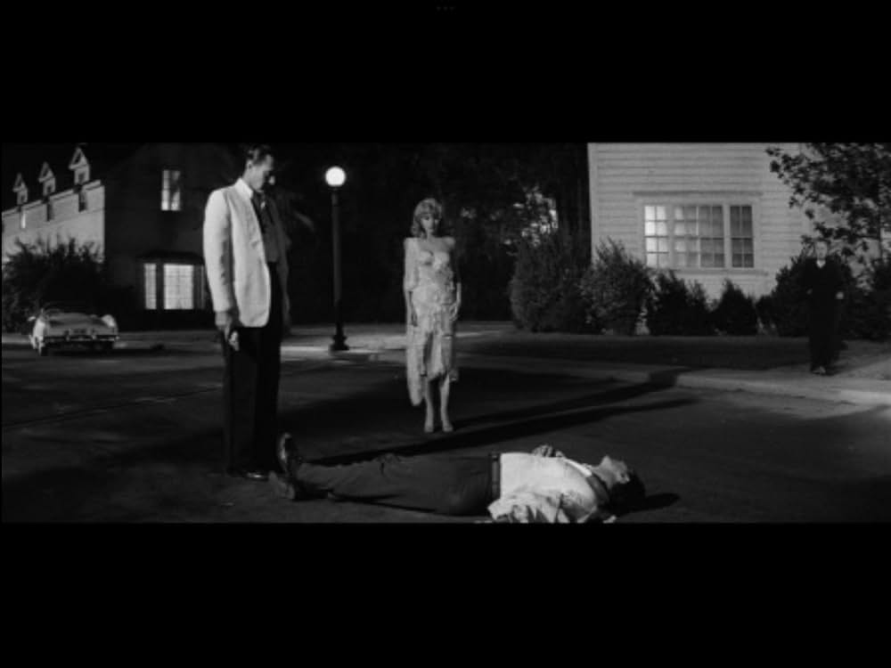 The Tattered Dress（原題）の画像