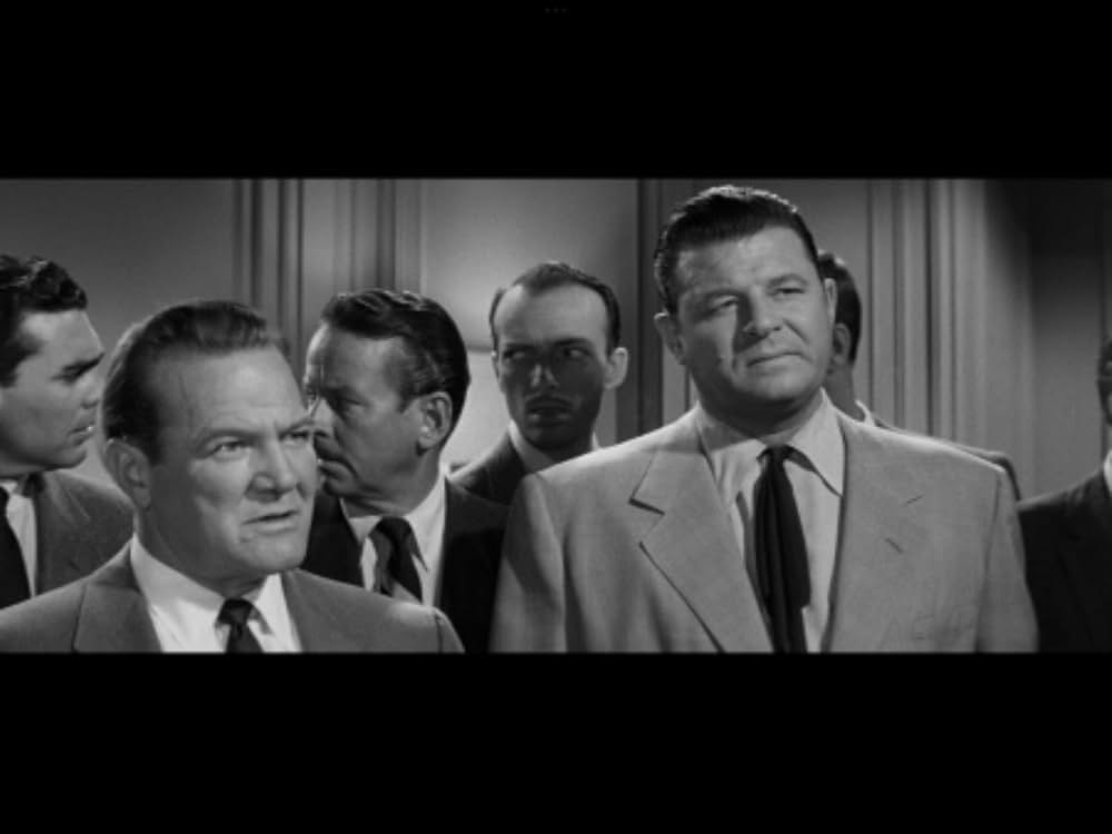 The Tattered Dress（原題）の画像