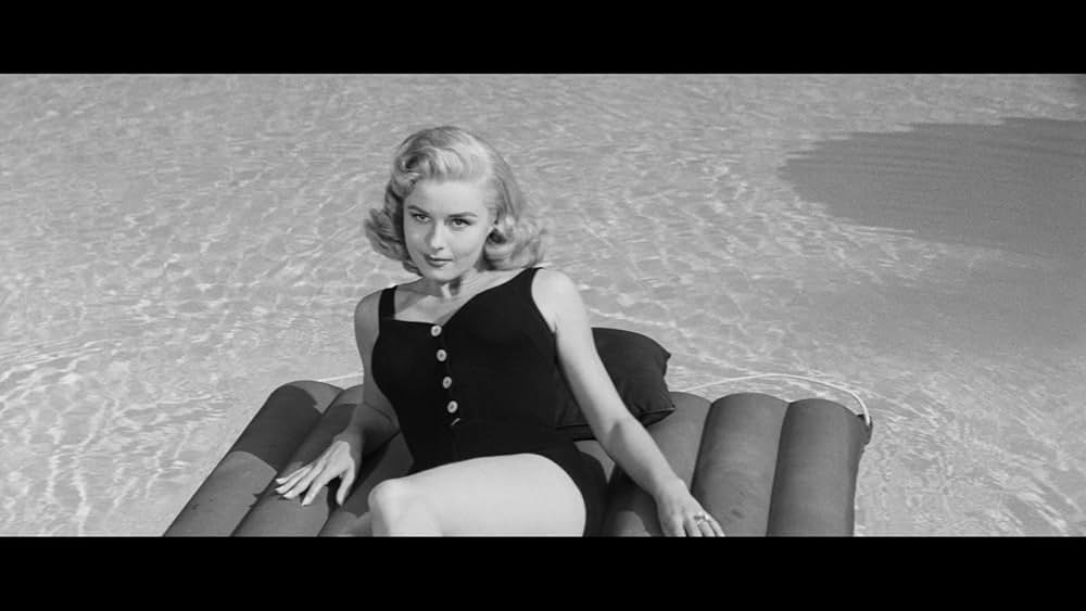 The Tattered Dress（原題）の画像