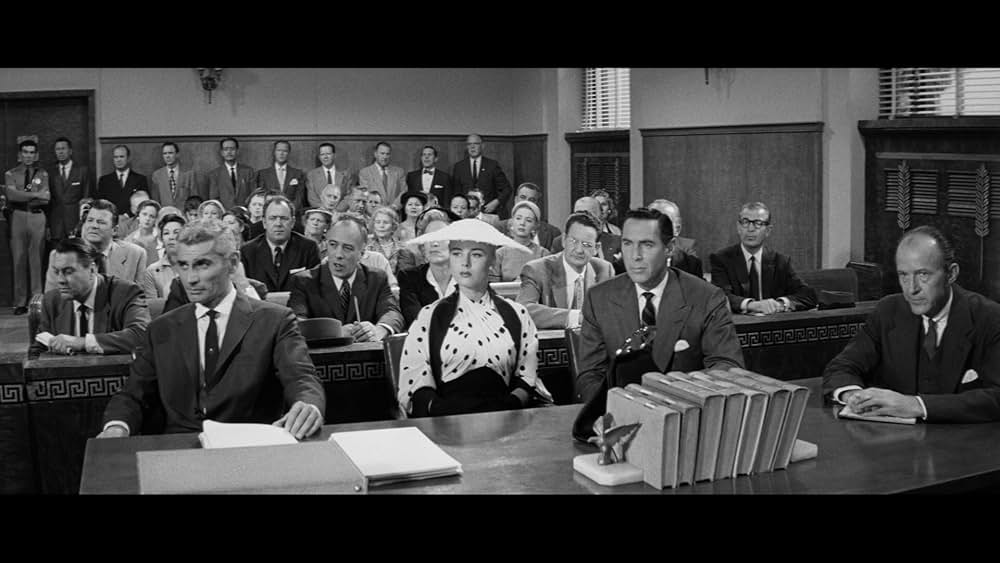 The Tattered Dress（原題）の画像