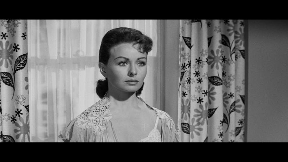 The Tattered Dress（原題）の画像