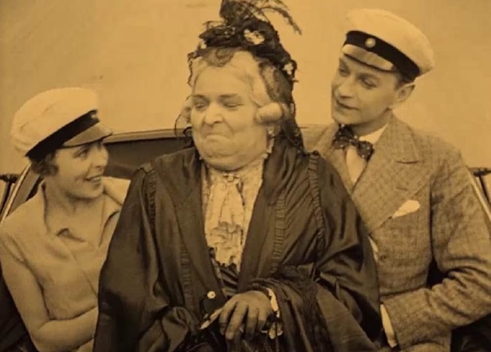 燕尾服を着た娘の画像