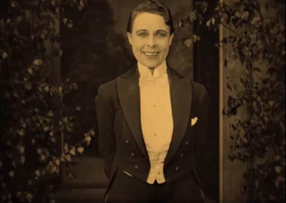 燕尾服を着た娘の画像