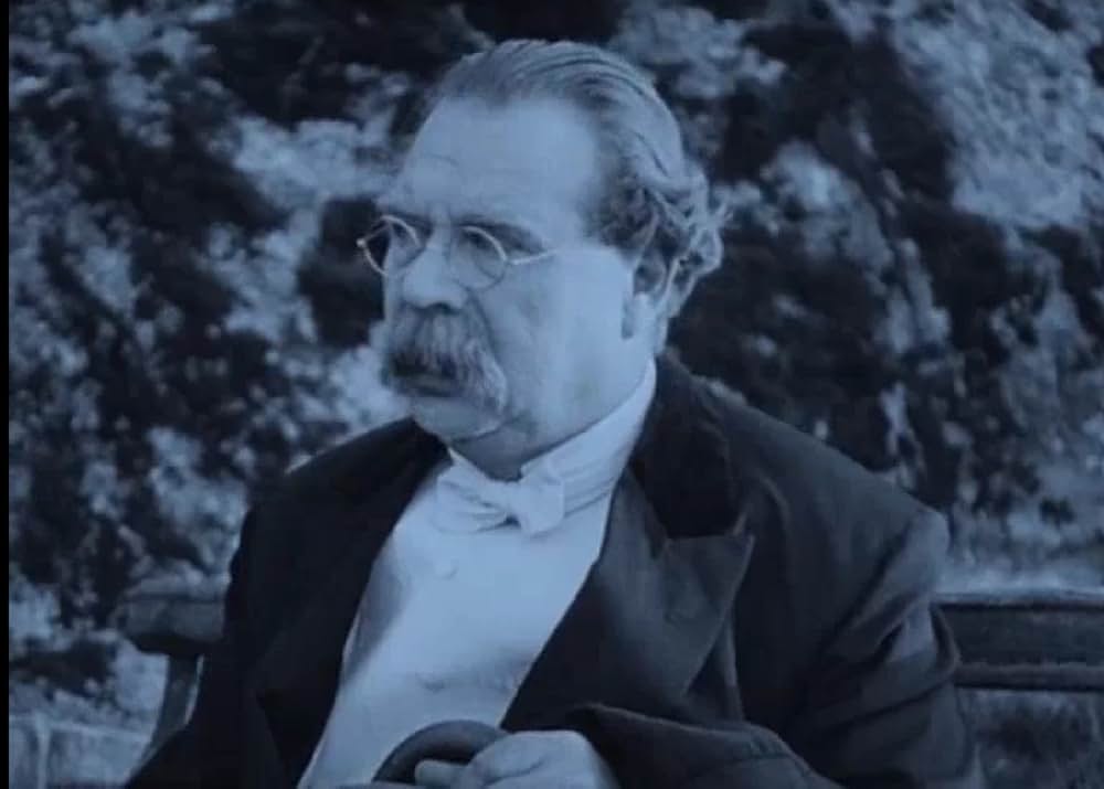 燕尾服を着た娘の画像