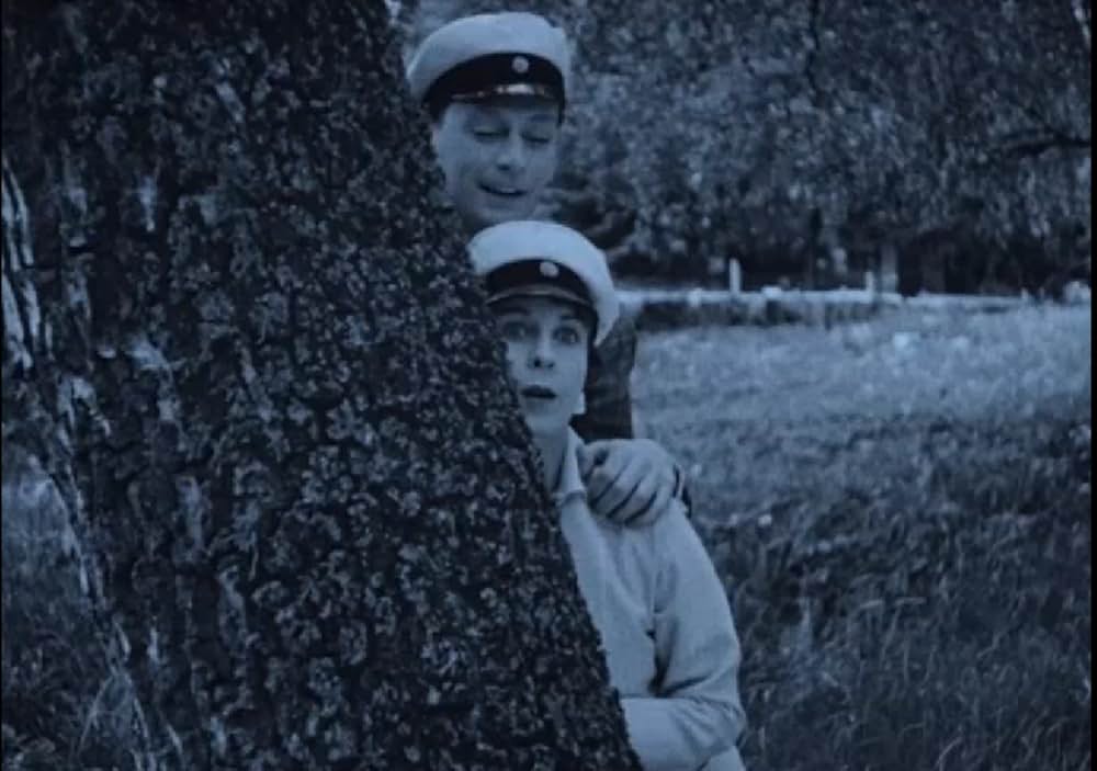 燕尾服を着た娘の画像