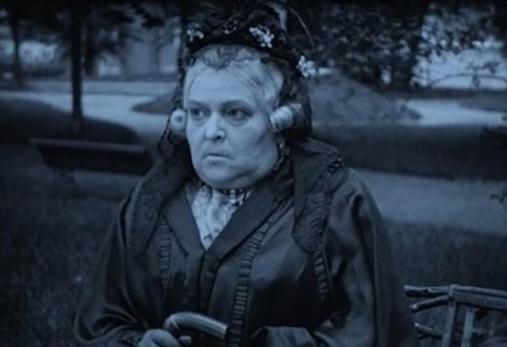 燕尾服を着た娘の画像