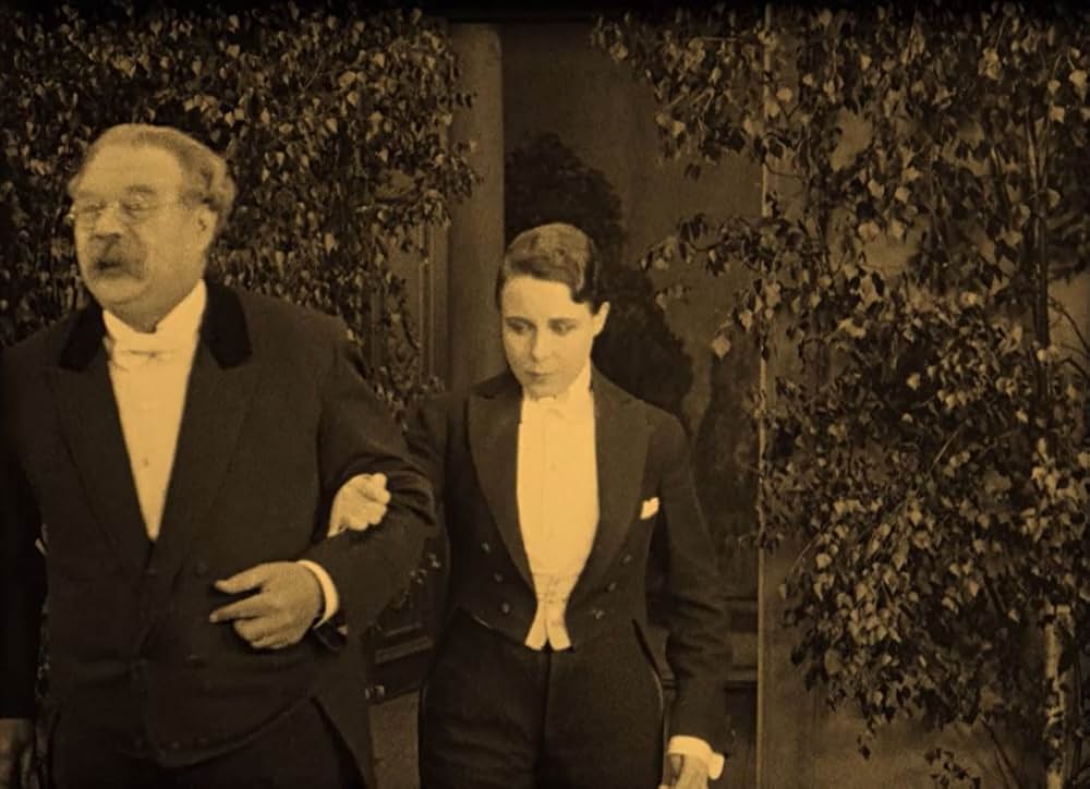 燕尾服を着た娘の写真