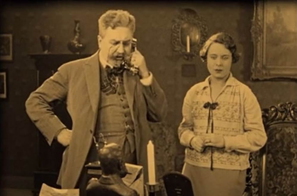 燕尾服を着た娘の画像