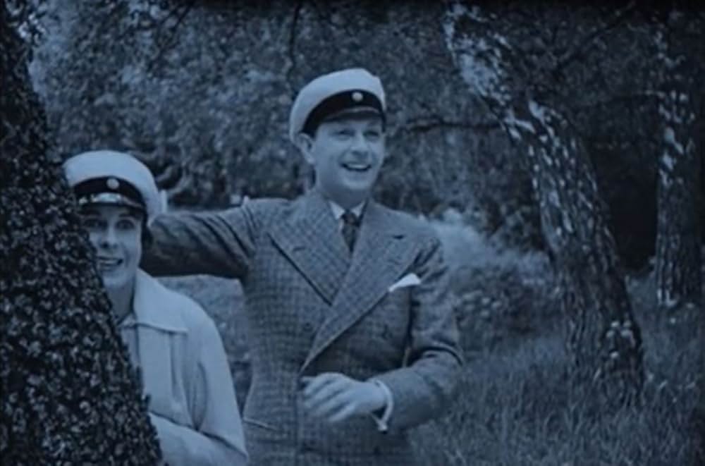 燕尾服を着た娘の画像