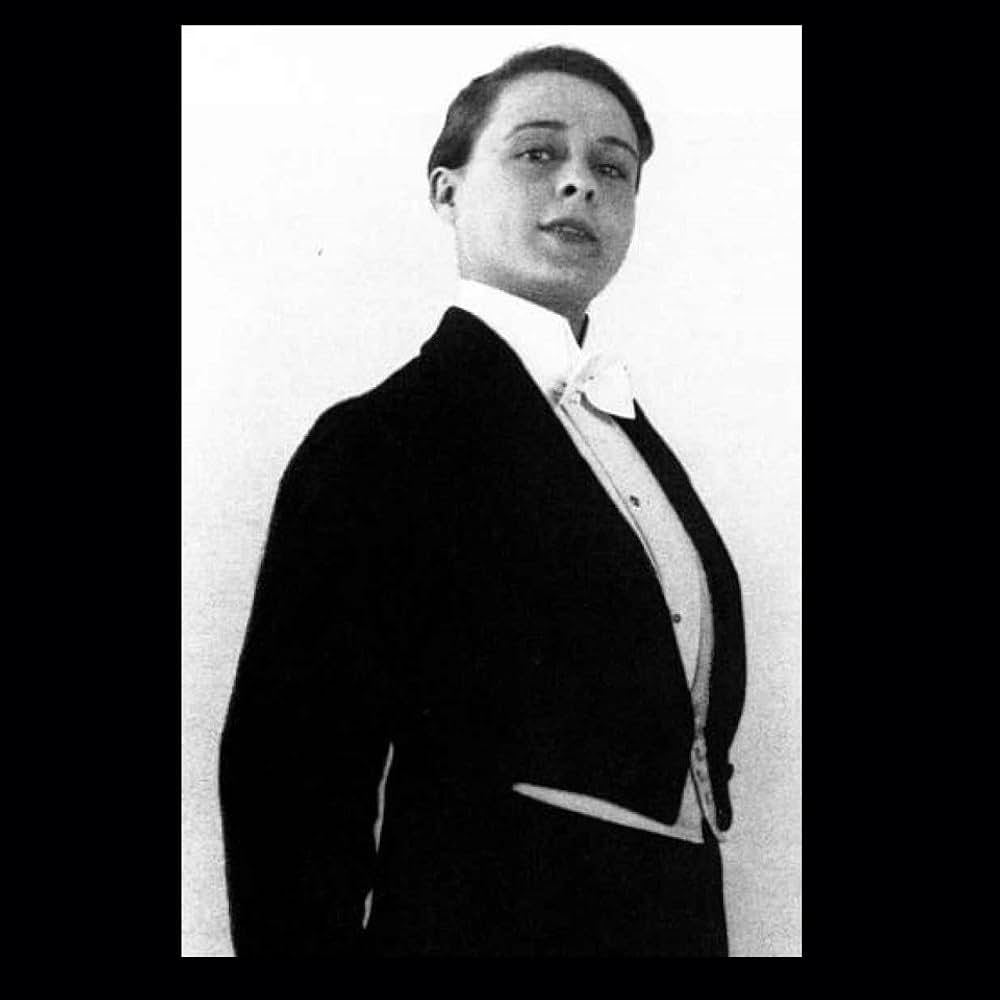 燕尾服を着た娘の画像