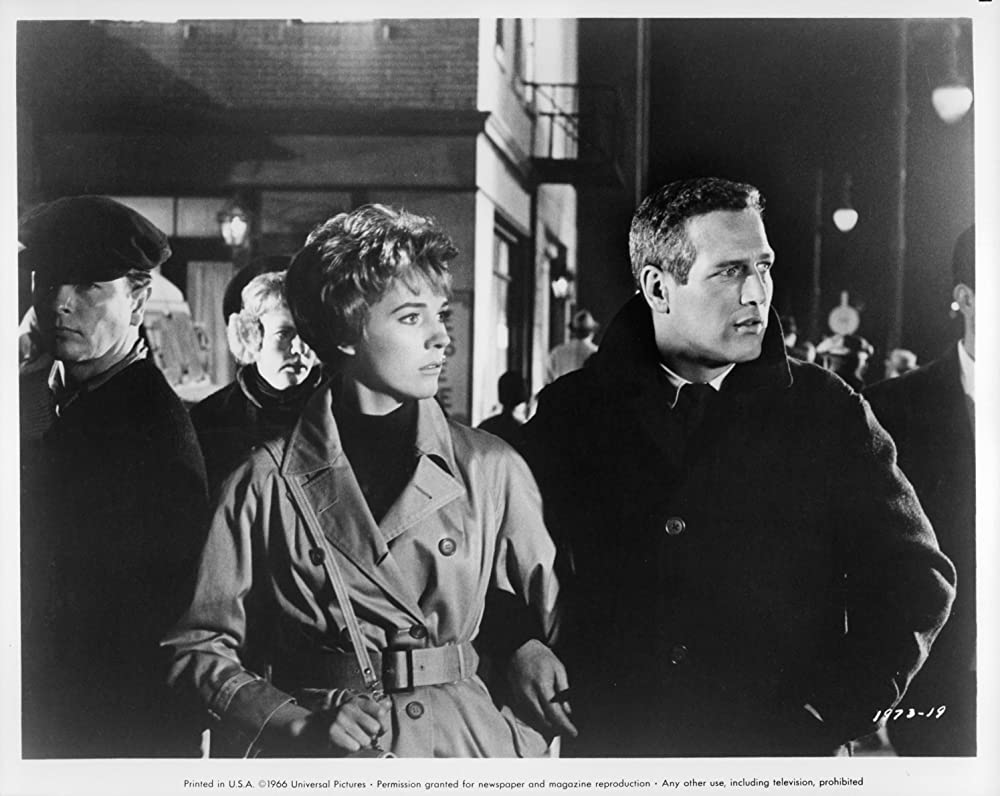 引き裂かれたカーテンの画像