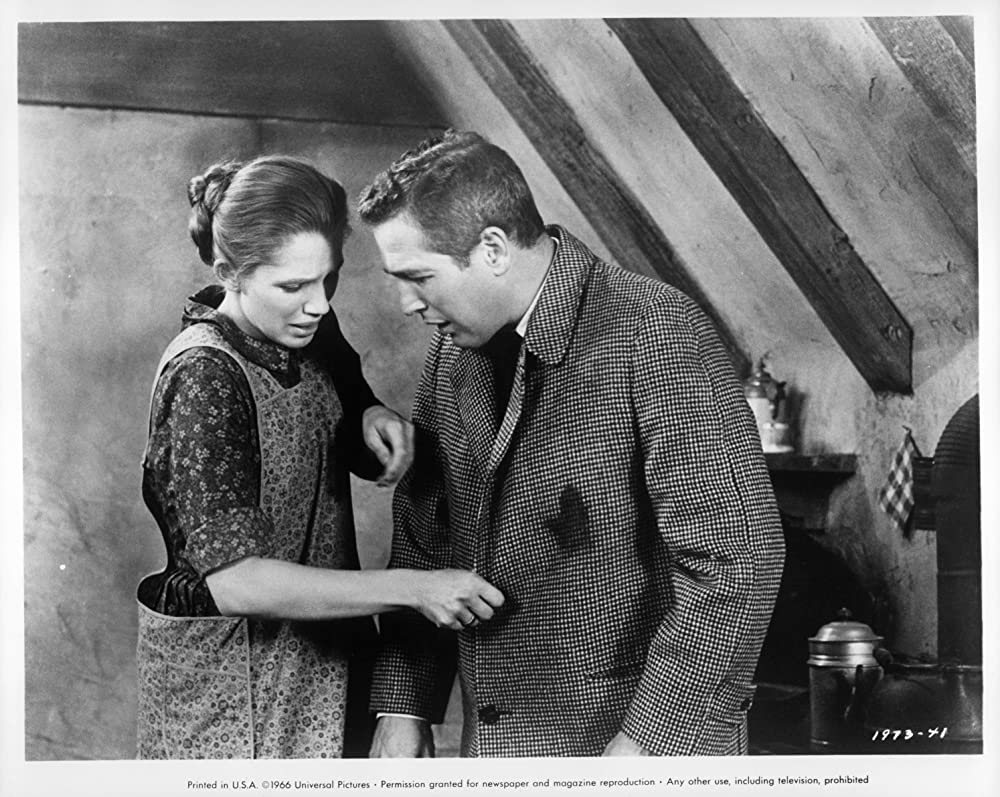 引き裂かれたカーテンの画像