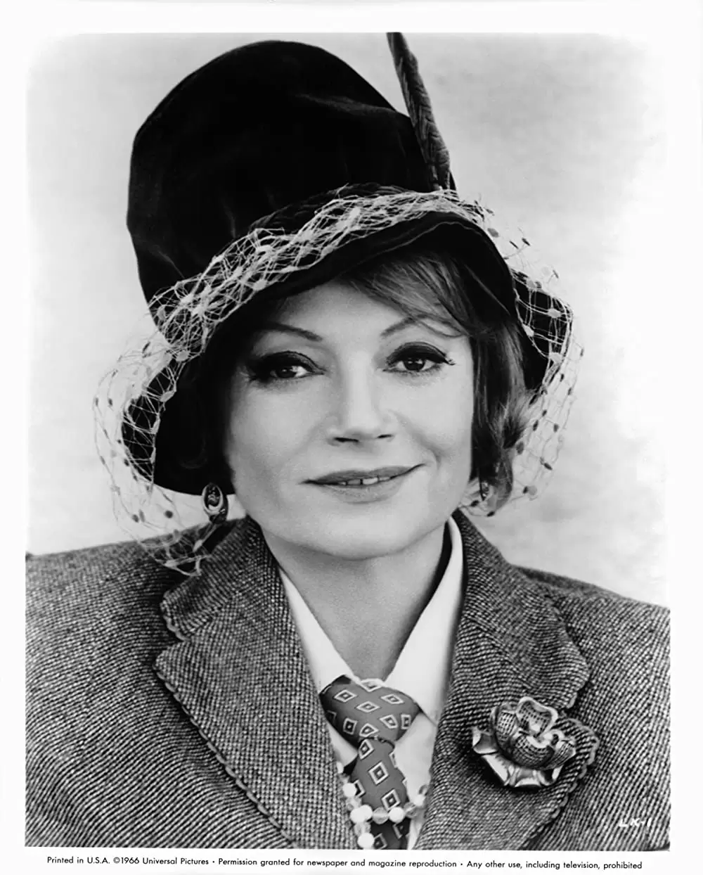 「引き裂かれたカーテン」リラ・ケドロバの画像