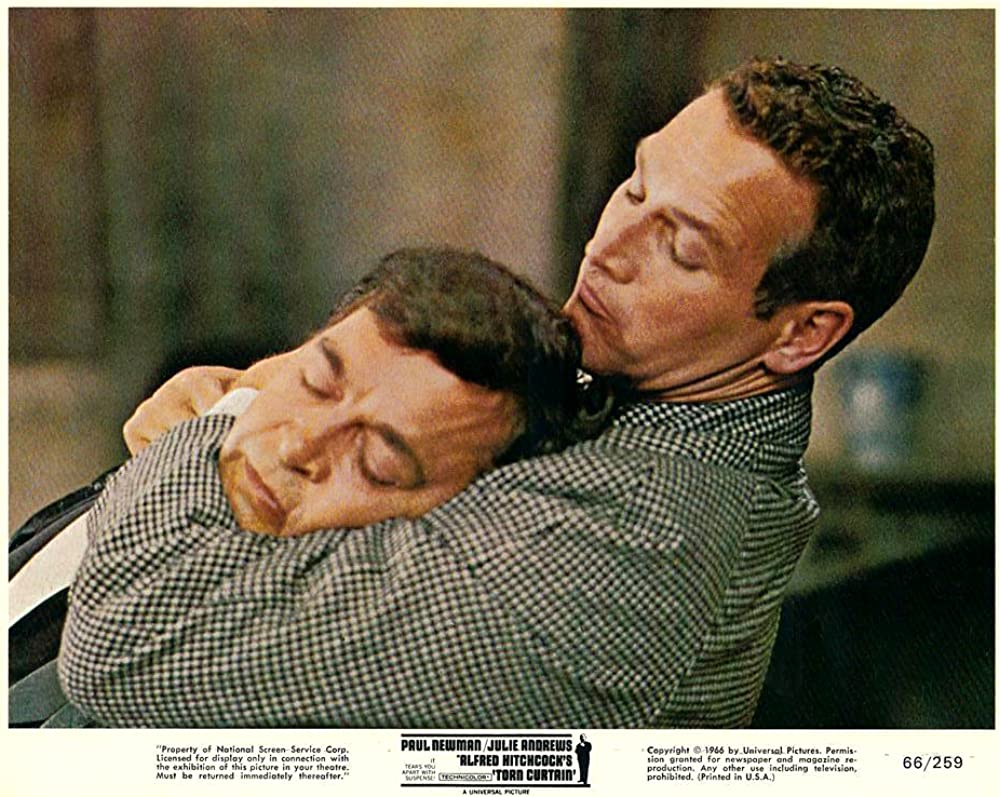 引き裂かれたカーテンの画像