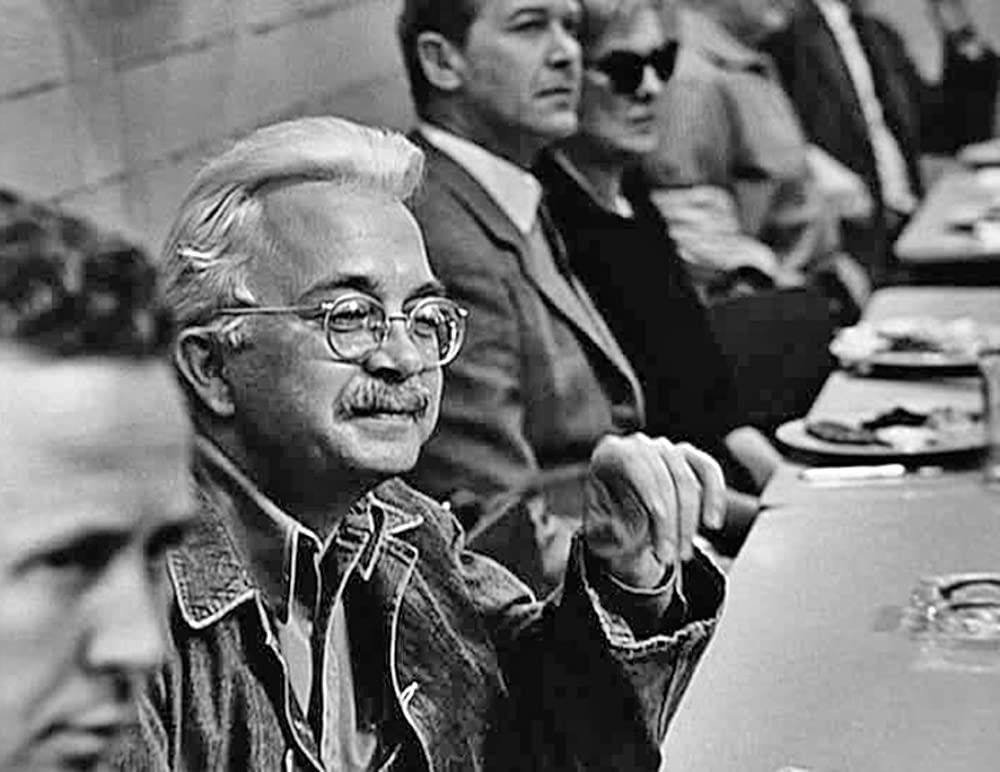 引き裂かれたカーテンの画像