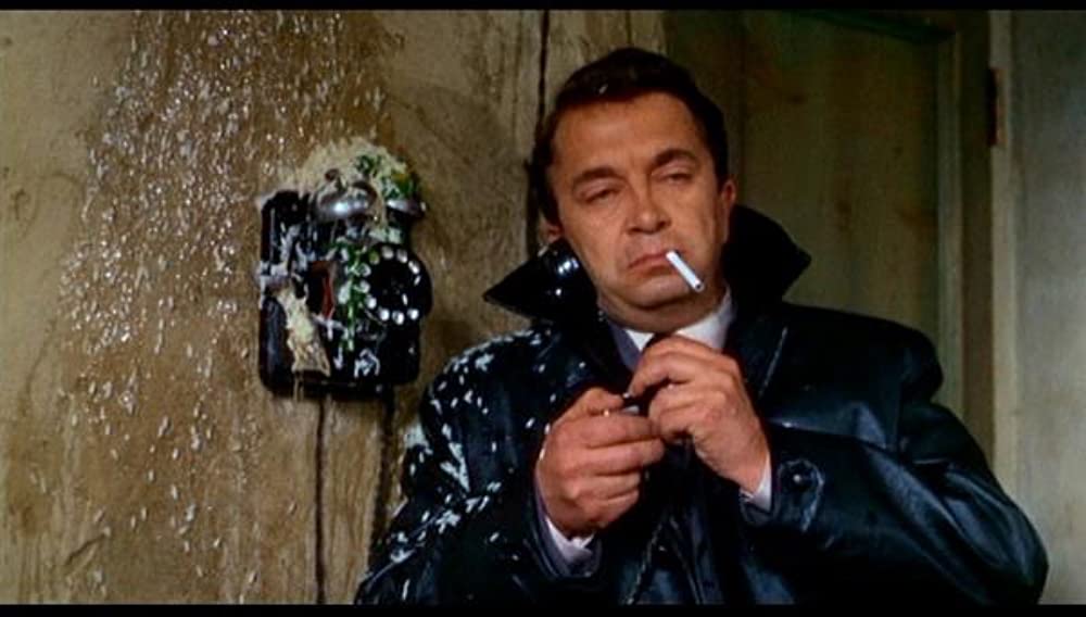 引き裂かれたカーテンの画像