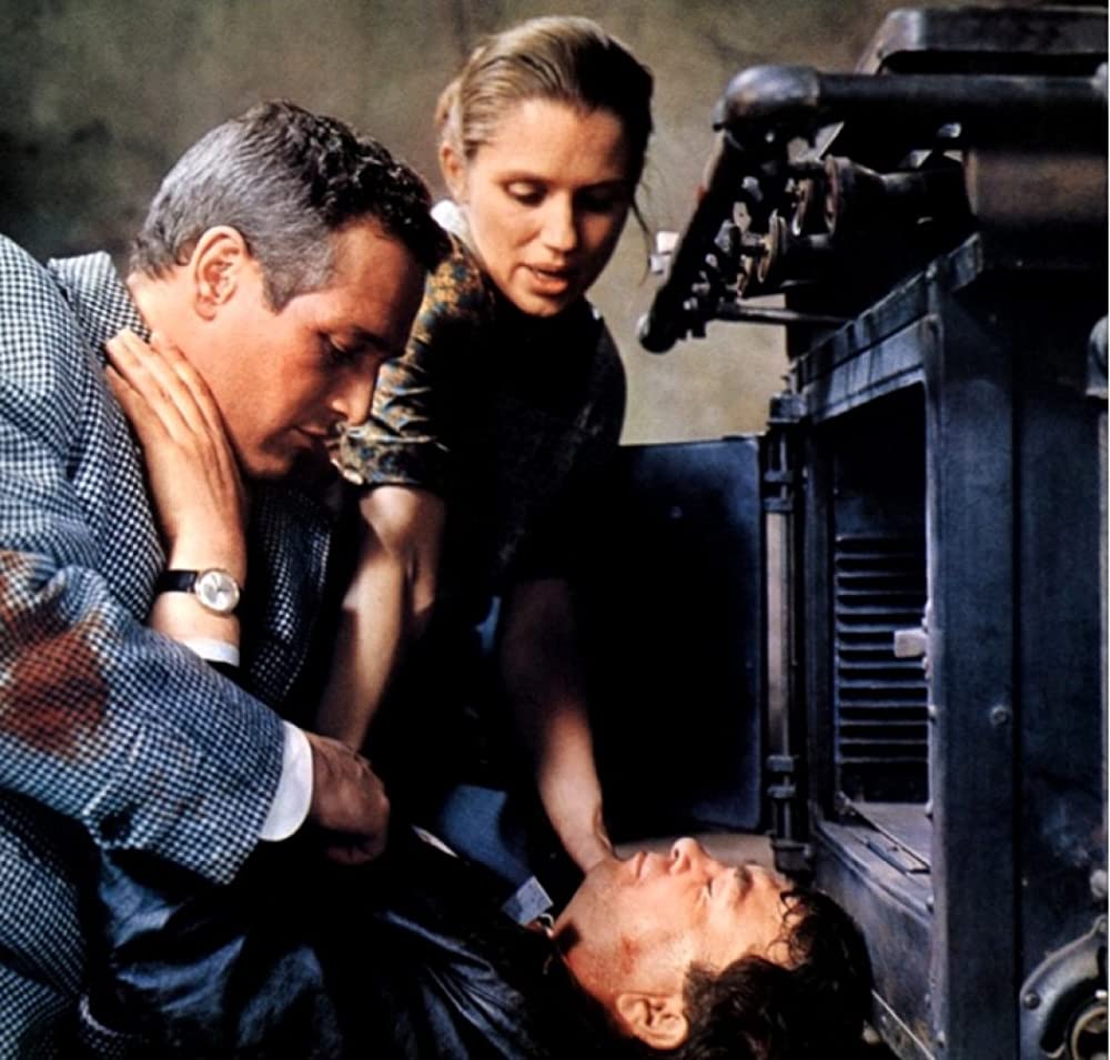 引き裂かれたカーテンの画像