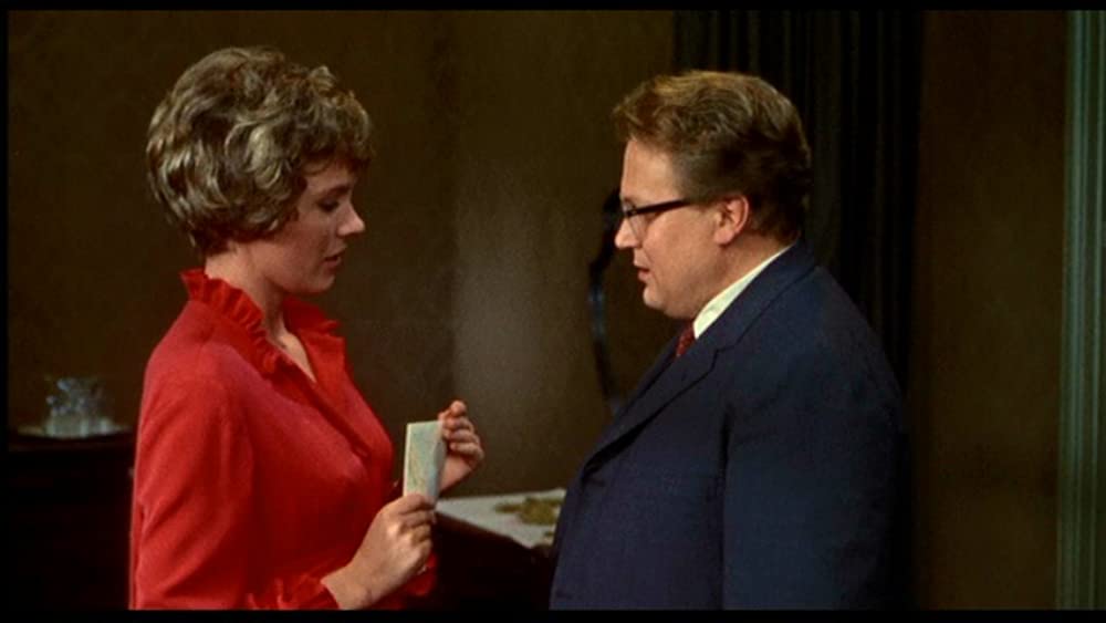 引き裂かれたカーテンの画像