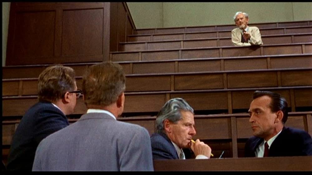 引き裂かれたカーテンの画像